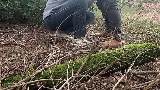 Asli istri seksi amatir di hutan.