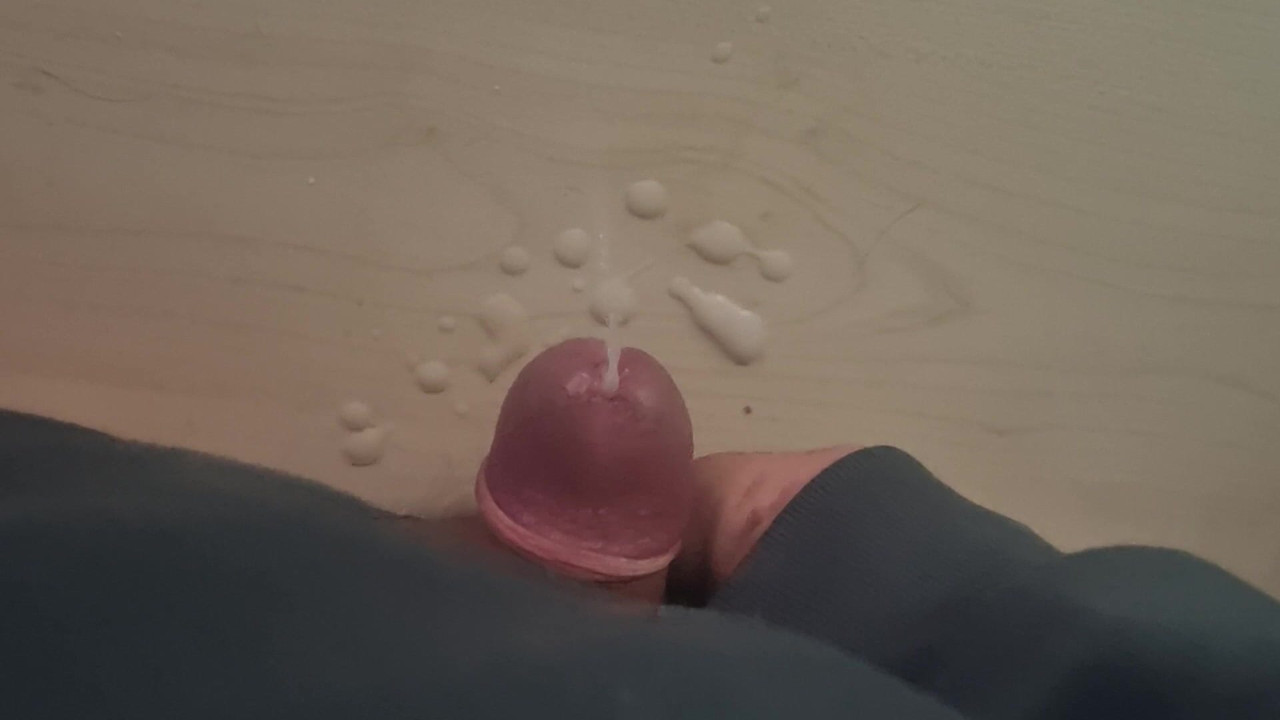 Küçük sissycock dölünü sikiyor