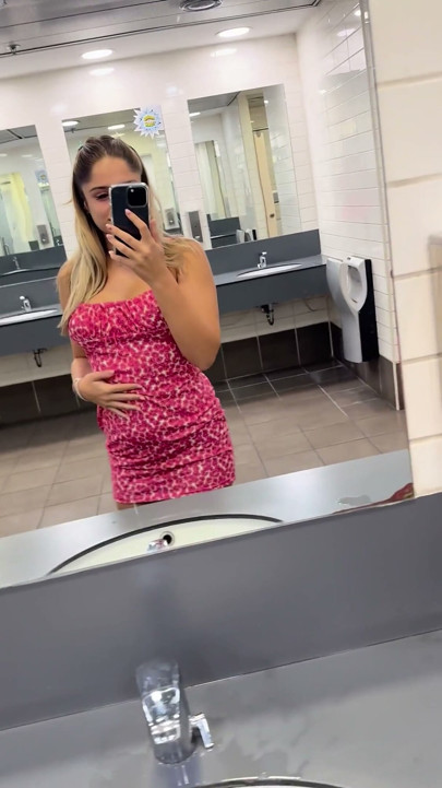 Italiana estrela da webcam loira 18 se masturba no cinema e esguicha no banheiro