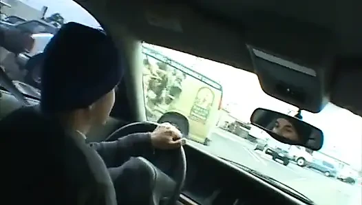 Salacious sarışın dar götünü tuvalette siktiriyor