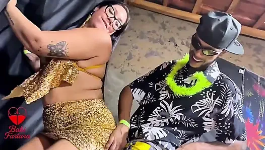 Pesta karnaval, setelah ngentot beberapa kali, suamiku selalu ngentot aku habis-habisan, kami minta teman untuk merekamnya