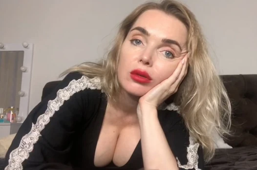 Annette milf macocha uwodzi syna za pośrednictwem rozmowy wideo, gdy ojciec jest w pracy