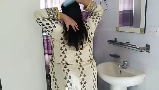 Tante 45 tahun menggodaku dengan melihat pantat besarnya saat menyisir rambutnya - seks desi India (bbw)