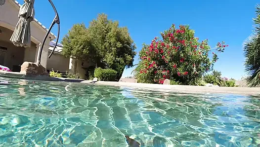 Heißer lesbischer interracial spaß im pool