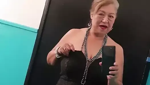 Pisse dans les toilettes publiques. Femme mature de 67 ans.