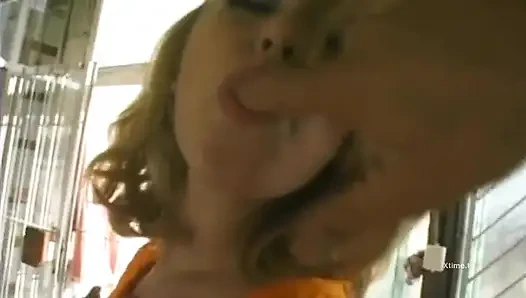 Cewek sange ini lagi asik nyepong kontol besar sampai wajahnya menganga lebar