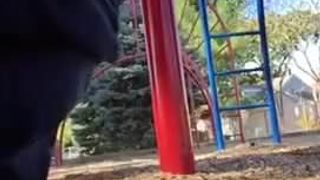 Fazendo xixi com minha buceta gorda no playground 1