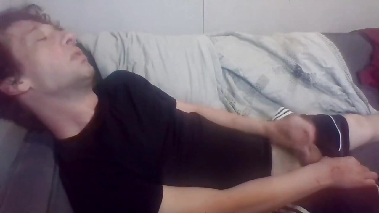 Целуй меня и погладь твой член, пока я заливаю твою киску, пока я смотрю на твое вкусное очко