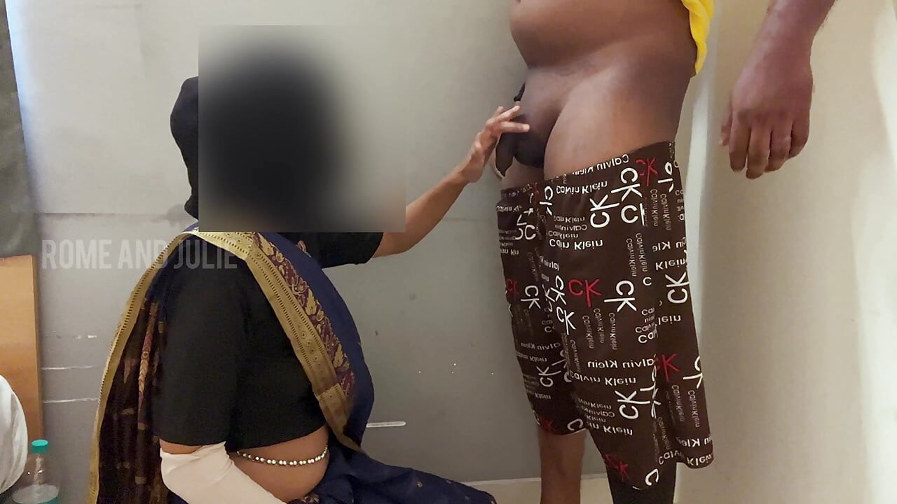 Guru Tusyen Saree Tamil di bilik kelas