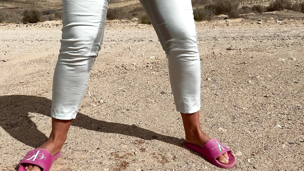 Girl can't hold pee and wet her pants on the public road