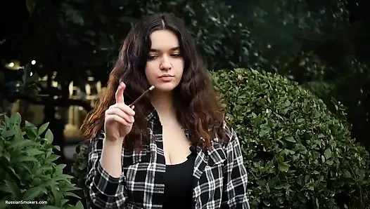Tatlı ve büyük memeli Rus bebek doğada sigara içiyor
