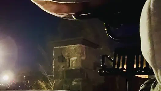 Kalabalık bir halka açık alanda işiyor