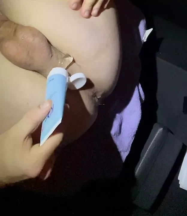 Bi penasaran kuliah erangan sambil mempermainkan pantat perawannya
