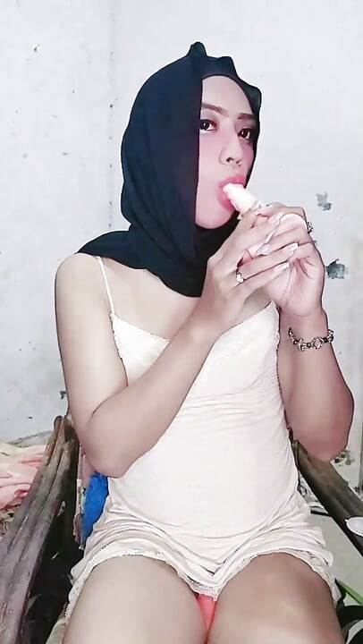 Latihan Deepthroat Serius Pertamaku
