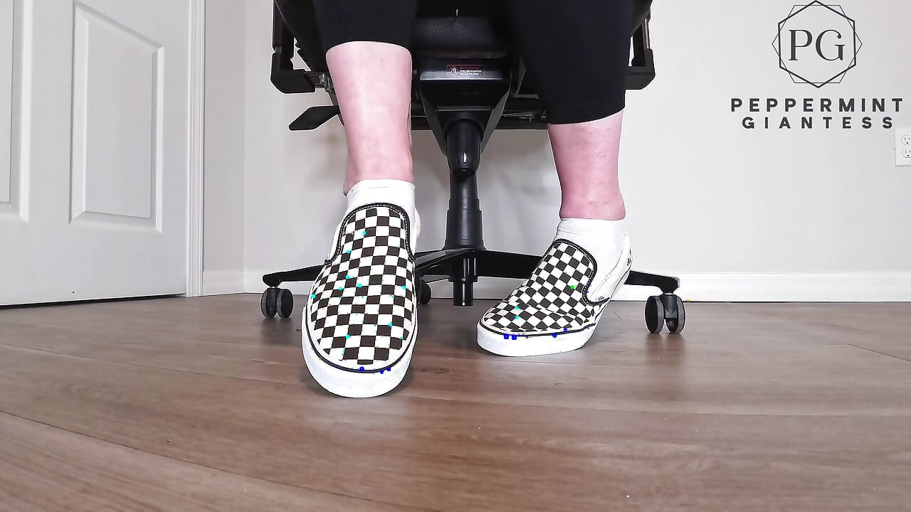 Sneaky Office Foot Tease i skakternede varevogne - Tå-only Strip & Intens Barefoot Play POV