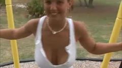 Christina Model auf dem Spielplatz (seltenes Video)