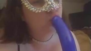 Maskierte Hausfrau lutscht Gummischwanz