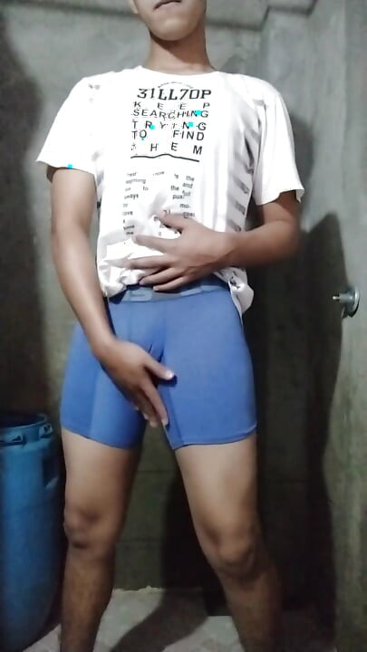 Alan Tokers pleše pod tušem