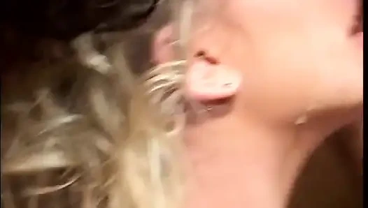 Seksi sarışın büyük yarak emiyor, otelde göt sikişi