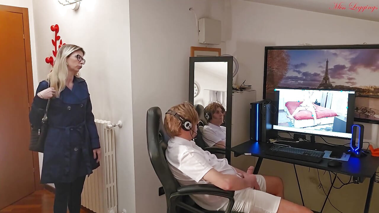 Shocked Stepmom Has No Choice but to Submit to the Wanker Stepson's Indecent Proposal