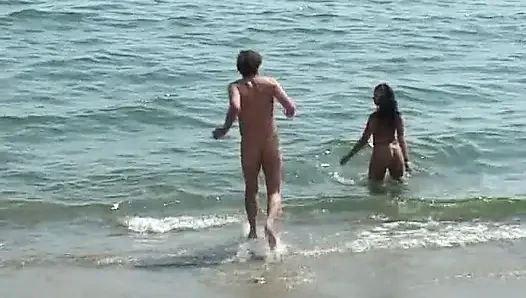 Сесиль на улице перед прохожими