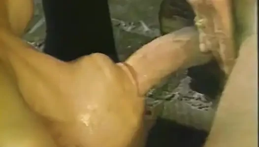 İnce sarışın kadın deliklerini iki yarakla dolduruyor