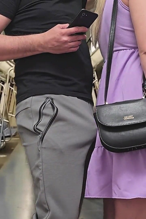 Fast von U-bahn-passagieren gesehen, wenn sie den schwanz eines fremden durch die hose berührt