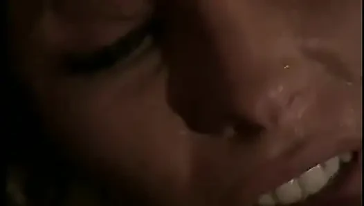 Lesbian manis yang cantik mengisap vagina basah kuku dengan dildo