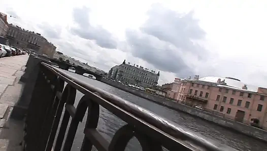 Sarışın ateşli kız iki azgın adamla üçlü sekse gitmeden önce sokakta teşhir ediyor ve işiyor