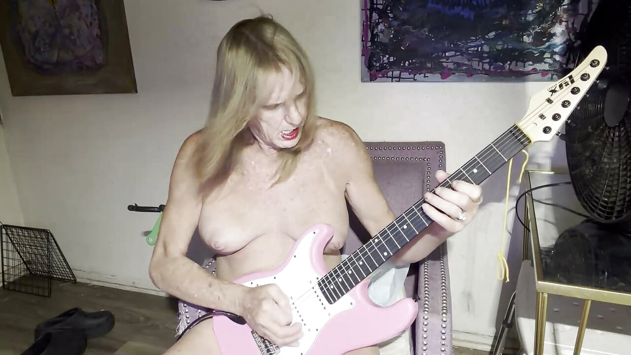 Lizzy Yum SD OKTOBER 2026 bade-onani utvidelse #16 bak kulissene gitar