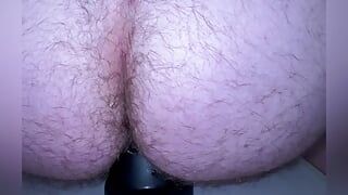 肛门史蒂夫用巨大的屁股塞伸展他的屁股，有很多呻吟和下流话