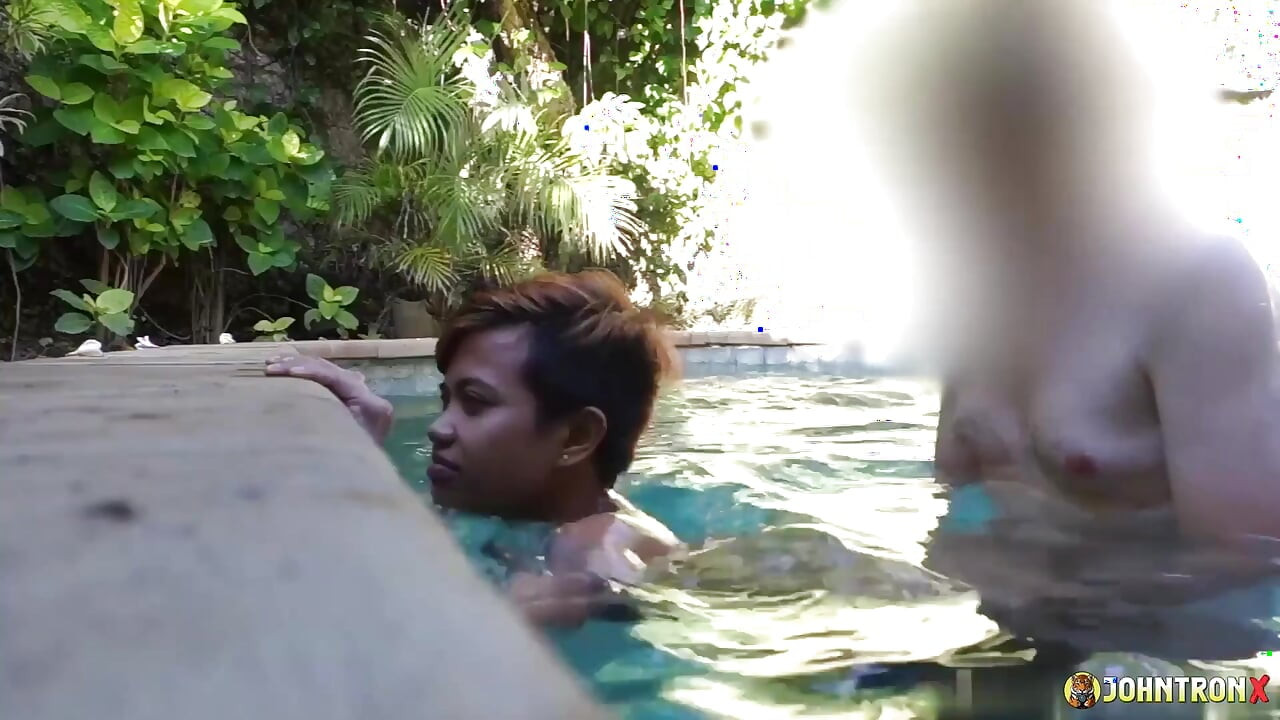 Johntronx - ngentot cewek asia rambut merah di kolam renang