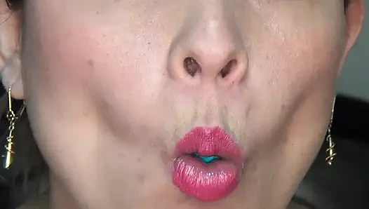 Durmadan büyük badem yutuyor!!