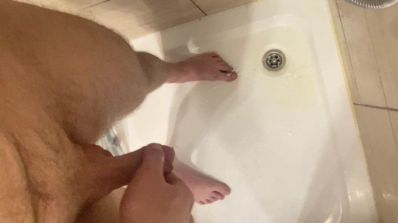 Κατουράει στο ντους