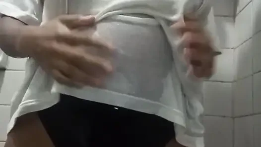 Milf terangsang dengan tshirt basah