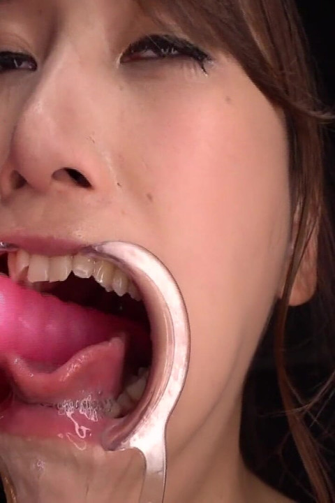 هونوكا المقيدة تتحمل تجربة الحلق العميق مع تلاشي السيطرة والتنفس في غرفة صامتة