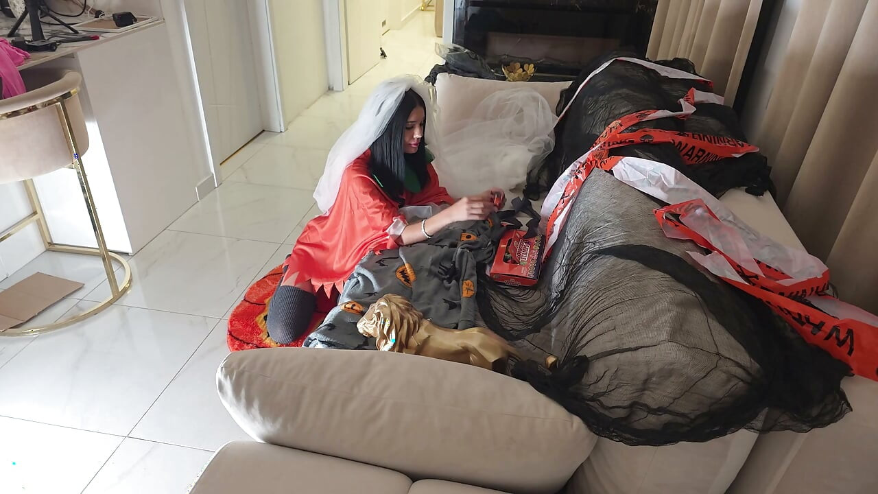Bitch kurus paling hot bermain dengan seorang lelaki amatur pada malam Halloween untuk mengejek dan mengecewakannya dengan tatu dan setem