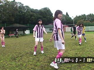 Amatorski seks w kobiecej drużynie piłkarskiej w Japonii. gracze uprawiają seks z sędziami gry. niewiarygodny film