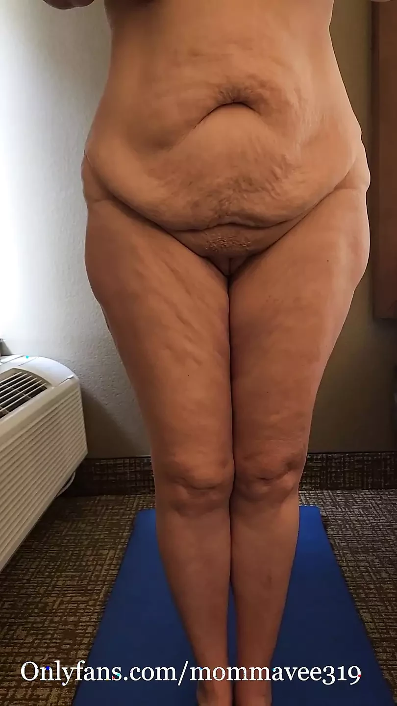 La calda matura fa un po'di yoga nudo!