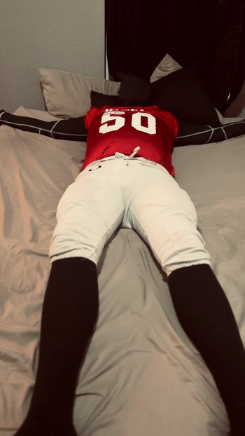 Nogometaš zvijezda začepila usta i raširila orao | Isječak 1