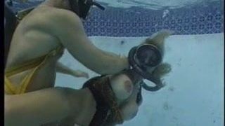 Scopata con tubo gemello in una piscina 2 di 3