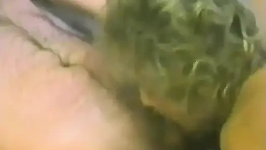Sıkı memeli sarışın yarak emiyor ve döl yutuyor