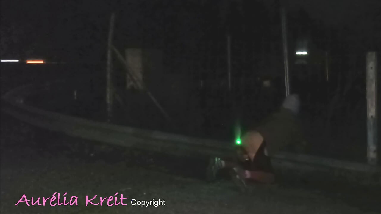 นิทรรศการตอนกลางคืนเพื่อความปลอดภัยจากมอเตอร์เวย์ A7 ที่อุดตูดและควยที่ถูกขังอยู่ในกรง