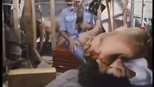 İyi görünümlü hatunlar amcıklarını sert siktiriyor