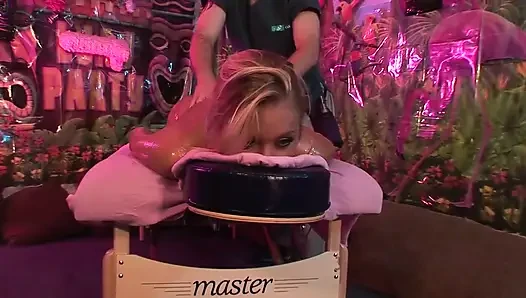 Heiße blondine für eine heiße massage