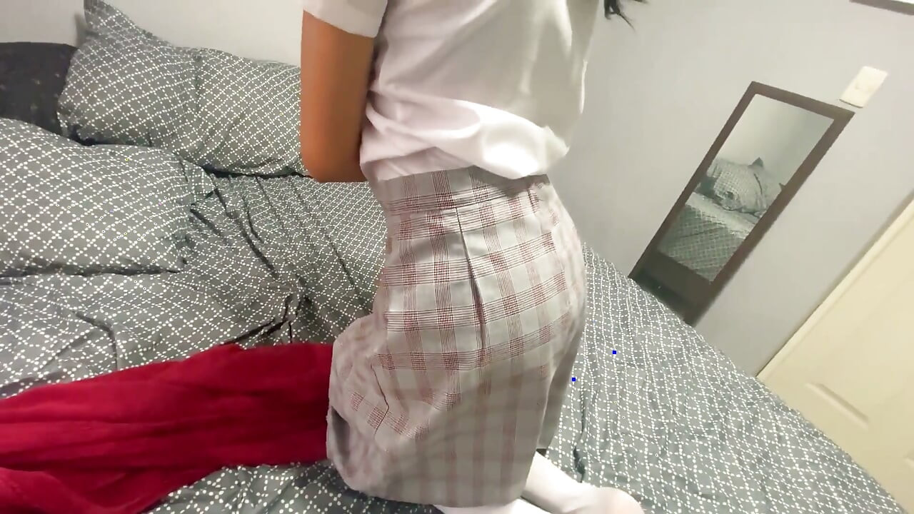 O elevă excitată face sex cu profesorul ei în schimbul unei note bune