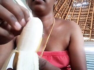 India esposa swetha sopla un plátano