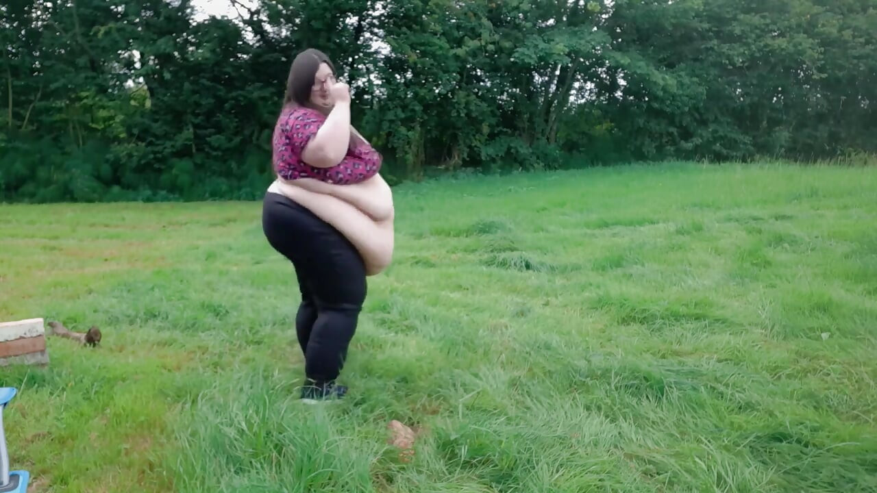 SSBBW chơi bụng ngoài trời và đi bộ