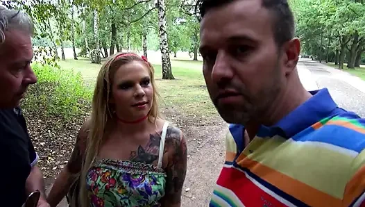 Siyah Canavar Yarak Parkta Iki Islak Sürtüğü Parçalıyor