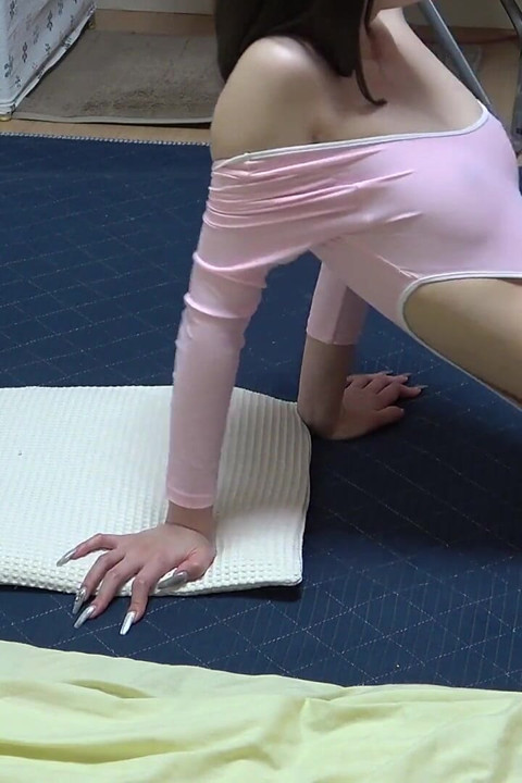 Sala de ejercicios para chicas con tanga y leotardo, una chica mona con un trasero esbelto y espectacular en un apartamento japonés solo para mujeres.